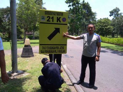 Pemasangan Rambu Borobudur marathon 10K, 21K dan 42K