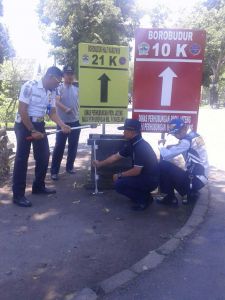 Pemasangan Rambu Borobudur marathon 10K, 21K dan 42K