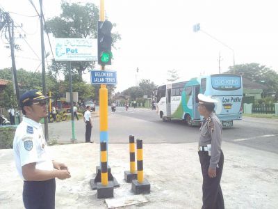 Pemasangan Traffic Light di Alugoro Pati