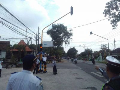 Pemasangan Traffic Light di Alugoro Pati